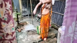 Gramathu aunty kulikum pozhuthu ilam aan ookum sex tube