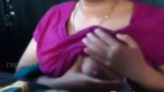 Aunty periya mulaiyai kanbithu pisaiyum sex capture