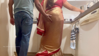 Chennai big aunty soothai ilam aan saree udan thadavugiran