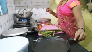 Coimbatore housewife saree thuki  bf kitchenil ool seigiraan