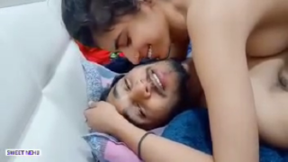 Beautiful romantic couple kissing pannitu sex pannukirargal