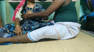 Village sexy aunty kanavan ilatha pozhuthu pool oombi ookiral