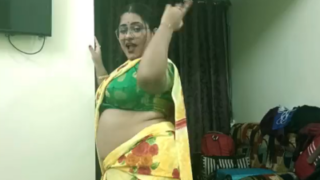 Aunty kuthu dance aadum pozhuthu stranger vanthu ookiraan
