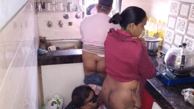 Akka thangai aunties udan ilam aan threesome ool seigiraan