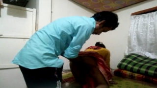 Unmarried paiyan maid wife pundaiyil saree thuki ool seigiraan