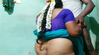 Village aunty ilam kathalan poolai oombi saree doggy ool seigiral