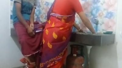 Maami kitchenil velai paarkum pozhuthu ilam paiyan ool seigiraan