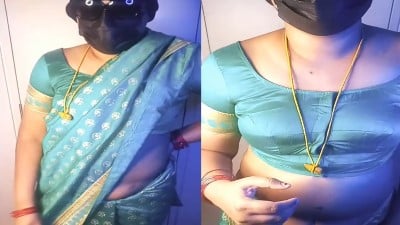 Thevidiya mom mulaiyai jacketil kanbithu kaama pechu pesugiraal