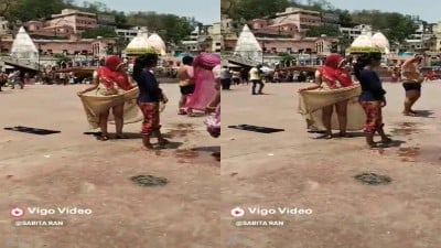 Public placelil padavadaiyai thukki thodaiyai kattum clip