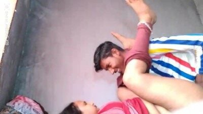 Kozhunthan sontha anniyai hidden camera vachi othutu irukiran