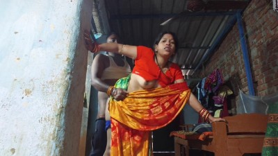 Thambi pondati sareeyai thukkitu gramathu pazhaiya veetil sex