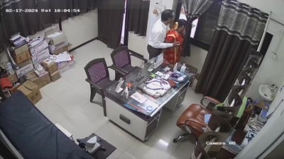 Doctor roomil aunty mulaiyai azhuthum CCTV sex kaatchi