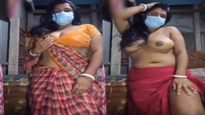 Young divorcee aunty nude show dildo sex pannugiral