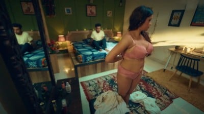 Hot aunty ilam kathalanai pundai naka vaithu fuck seigiral