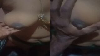 Salem aunty big mulai thadavi moodu eatrum neighbor paiyan