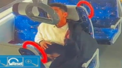 Couple metro train ulle pool oombi ool panum capture