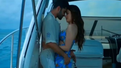 Thamana soothil kai vaithu thadavum outdoor hot scene